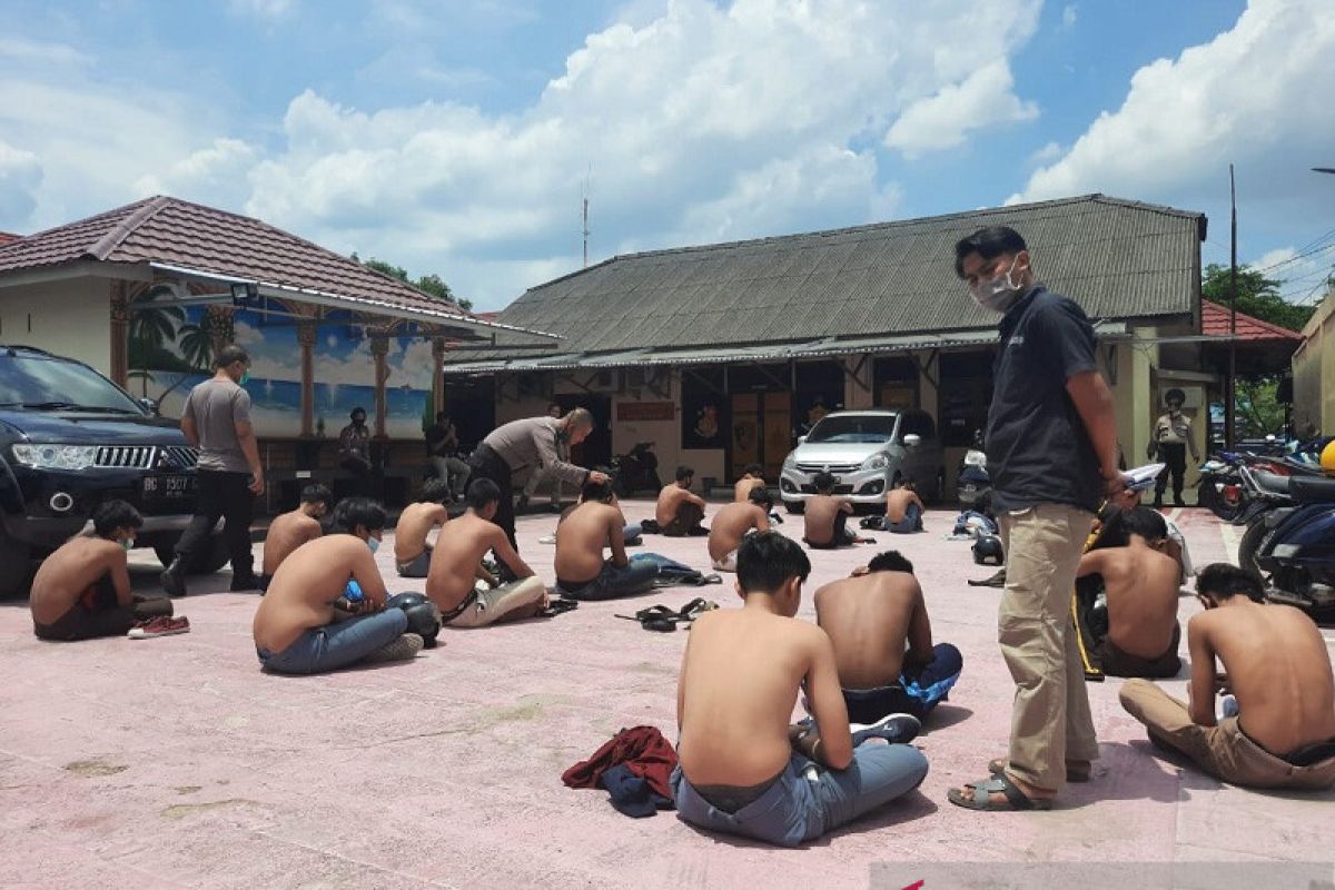 Polisi tangkap 10 pelaku unjuk rasa tolak UU Cipta Karya rusak gedung DPRD Kota Jambi