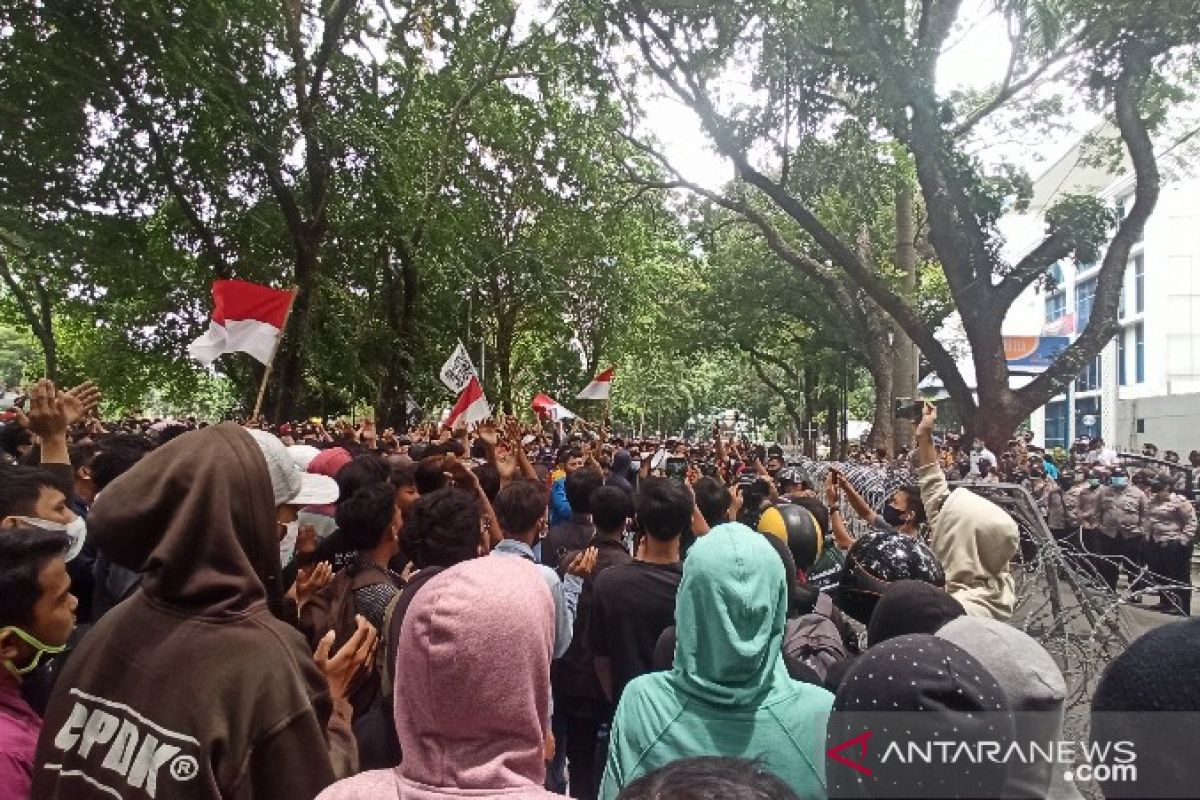 Ribuan mahasiswa di Medan demo tolak UU Omnibus Law Cipta Kerja