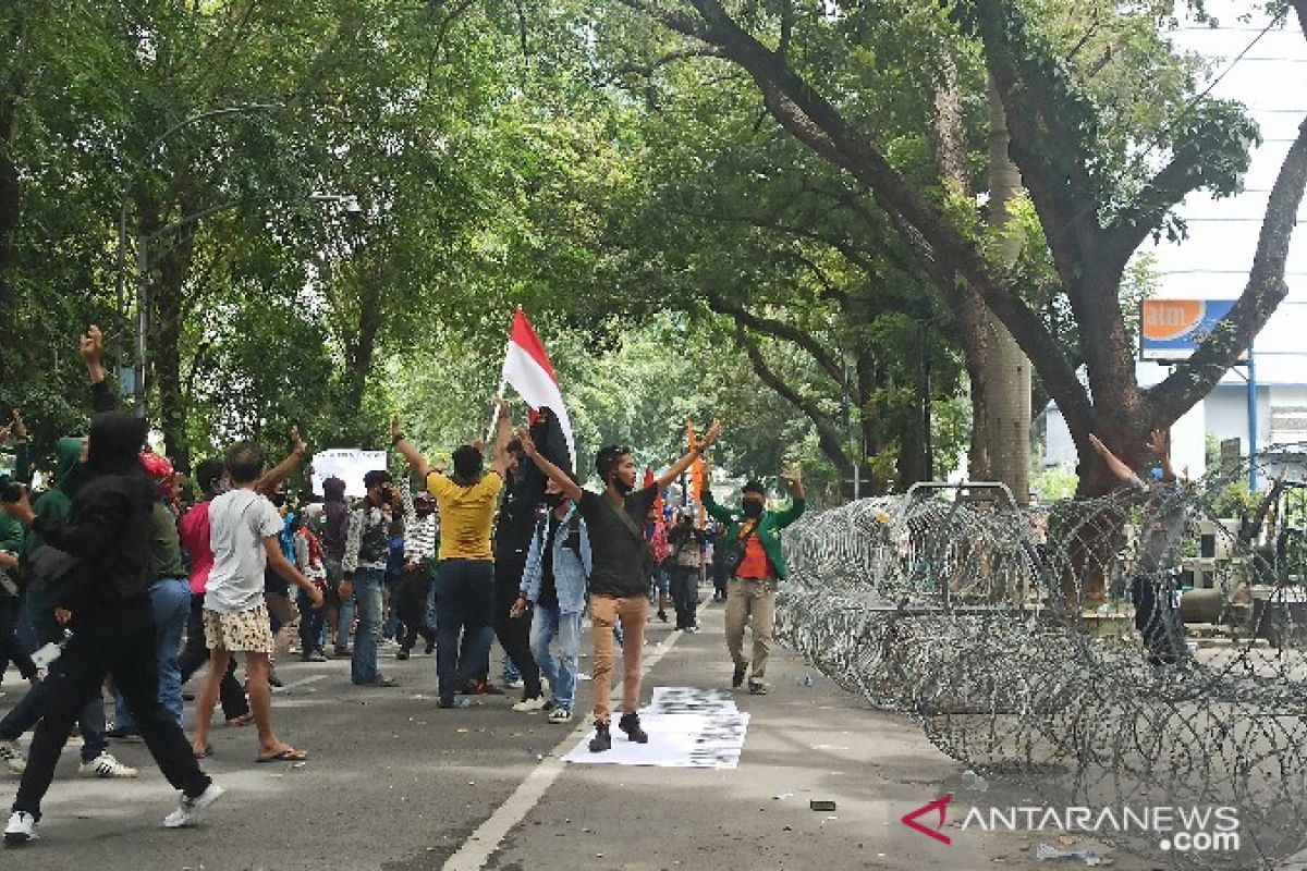 Aksi mahasiswa gabungan tolak UU Cipta Kerja di Medan berakhir ricuh