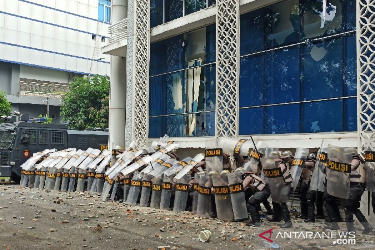 Massa demo tolak UU Omnibus Law di Medan rusak gedung DPRD Sumut