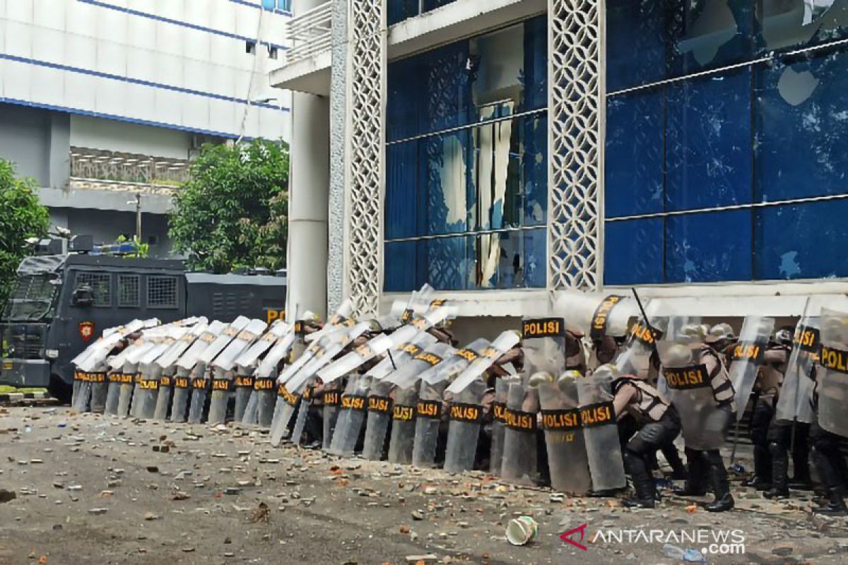 Demo tolak UU Omnibus Law rusuh, Gedung DPRD Sumut alami kerusakan