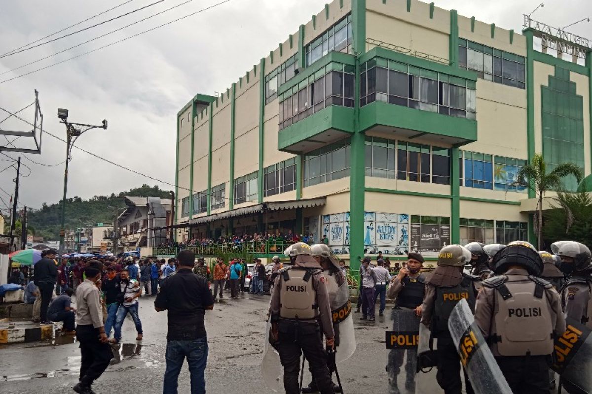 Suasana Kota Padangsidimpuan mencekam,  mahasiswa dipukul mundur