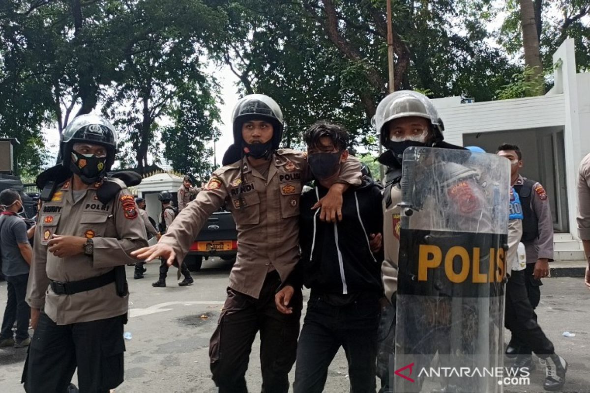 Polisi amankan puluhan pendemo UU Omnibus Law di DPRD Sumut