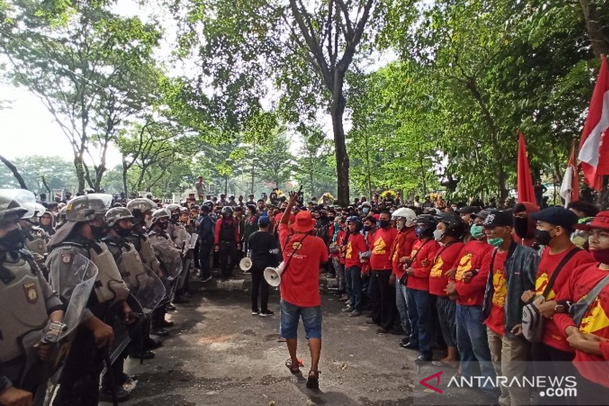 Tujuh personel polisi terluka saat demo Omnibus Law di Medan