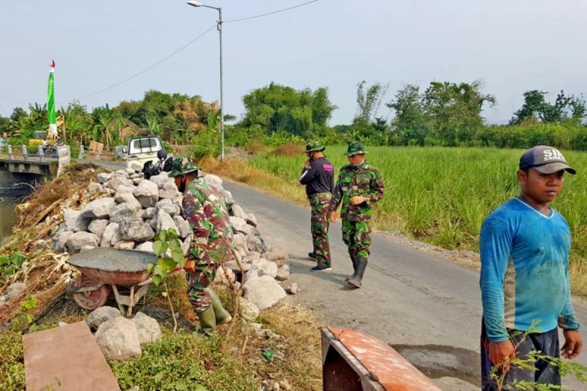 Prajurit Marinir bantu bangun irigasi pada program TMMD