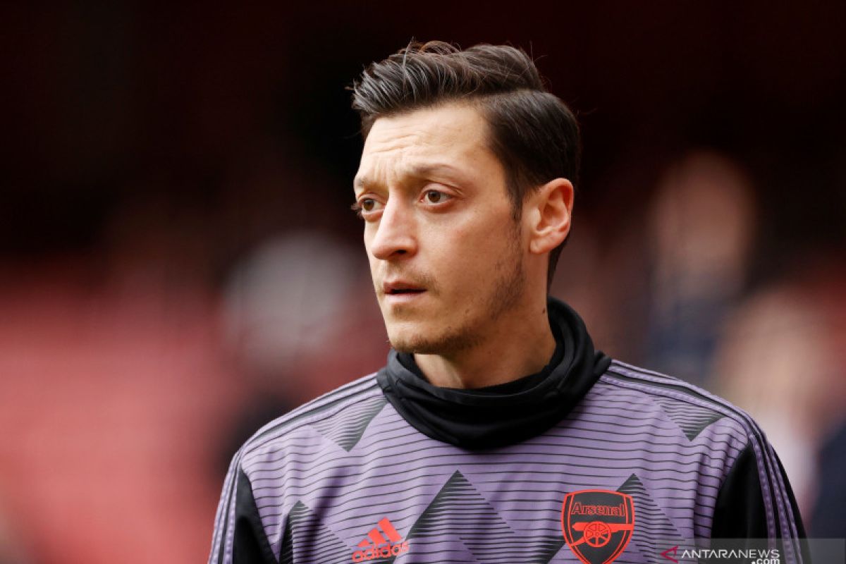 Mesut Ozil tidak masuk skuad Arsenal untuk Liga Europa