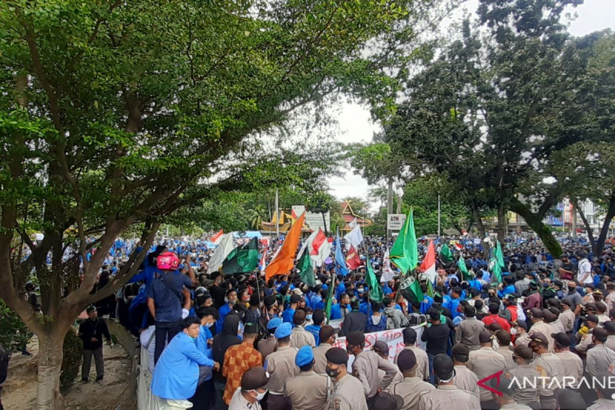 Gas air mata dan water canon pukul mundur massa tolak UU Ciptaker di Pekanbaru