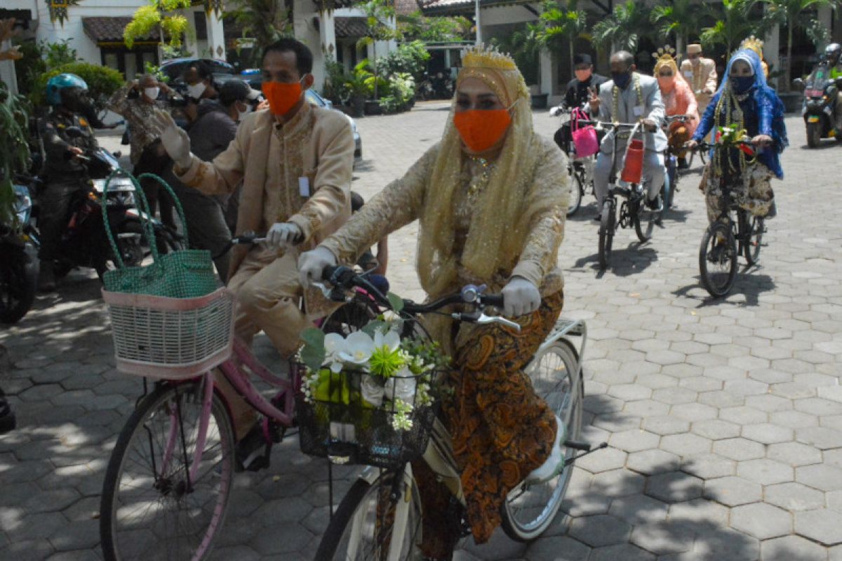 Empat pasangan menikah dengan kirab sepeda di Kotagede Yogyakarta