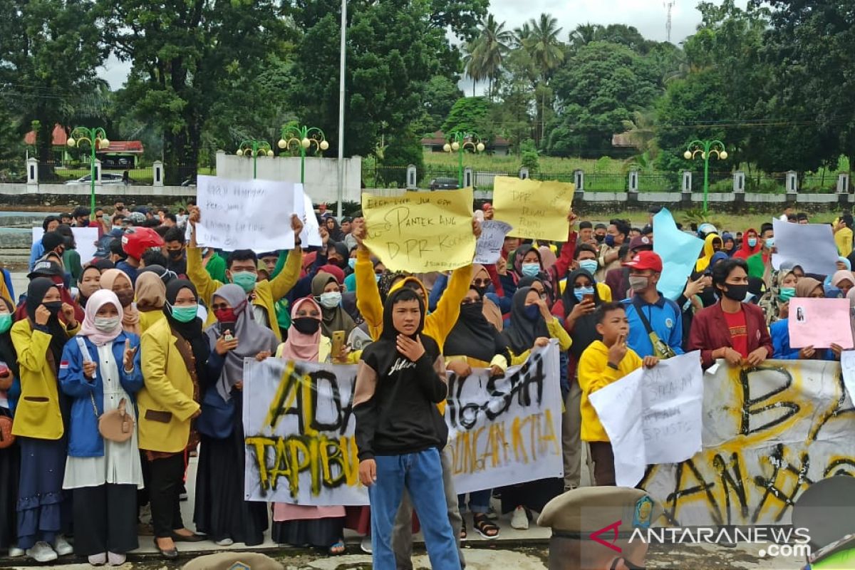 Gabungan mahasiswa Pasaman Barat demonstrasi ke DPRD tolak UU Cipta Kerja