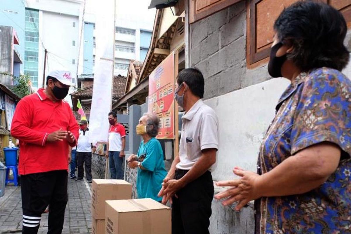 Wali Kota Magelang beri sembako  untuk warga terdampak pandemi COVID-19
