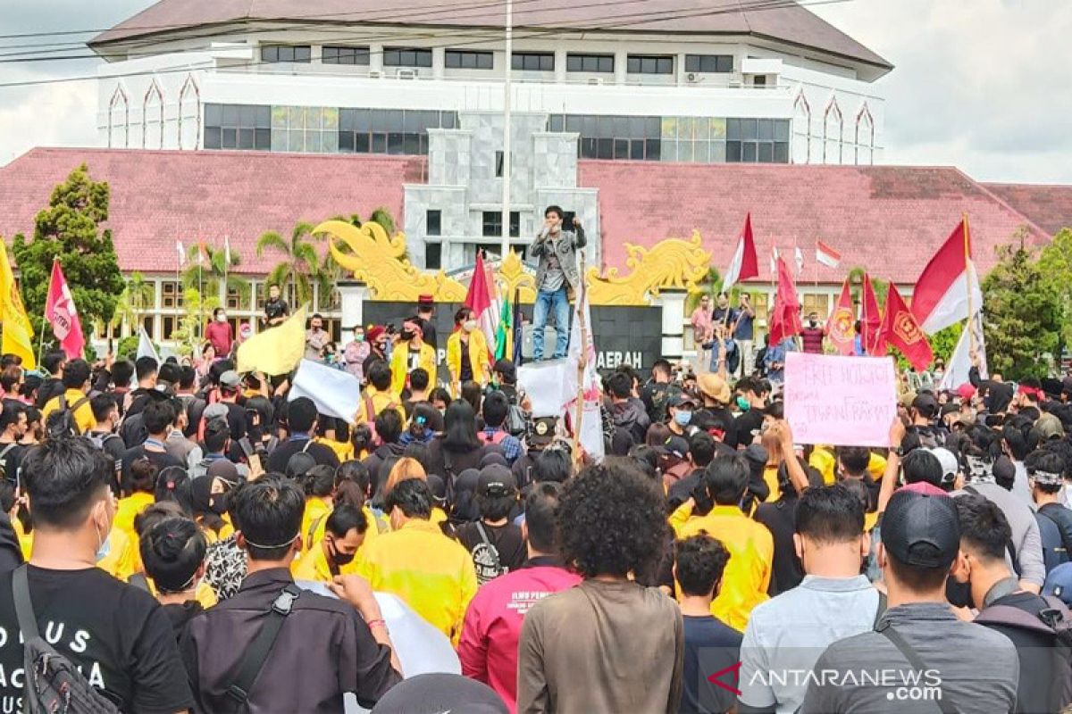 Aksi unjuk rasa UU Ciptaker di Palangka Raya berjalan aman walau sempat diwarnai aksi dorong