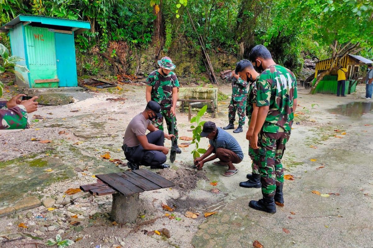 Personel Polri-TNI  Biak tanam pohon di pantai segara Indah Bosnik