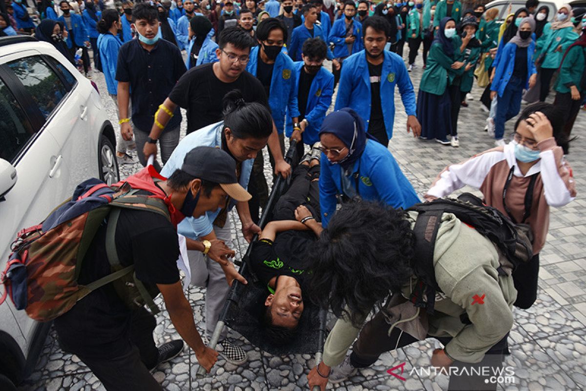 Demo Omnibus Law Pekanbaru rusuh, puluhan mahasiswa luka kena lemparan batu dan gas air mata