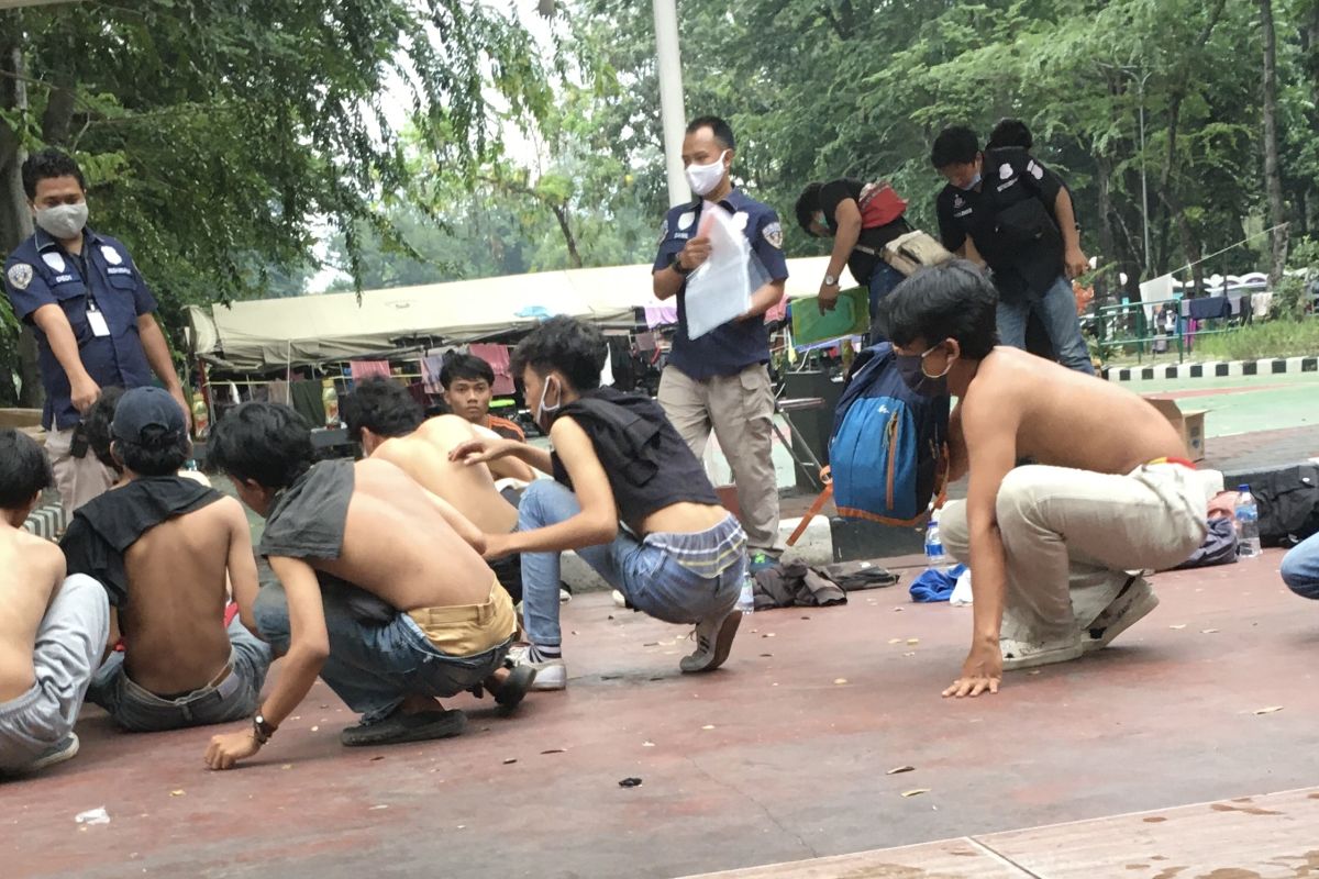 Polisi periksa puluhan pedemo tolak UU 'omnibus law' di sekitar gedung DPR