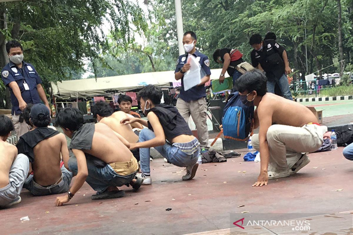 Polisi periksa puluhan pedemo 'omnibus law' di sekitar gedung DPR