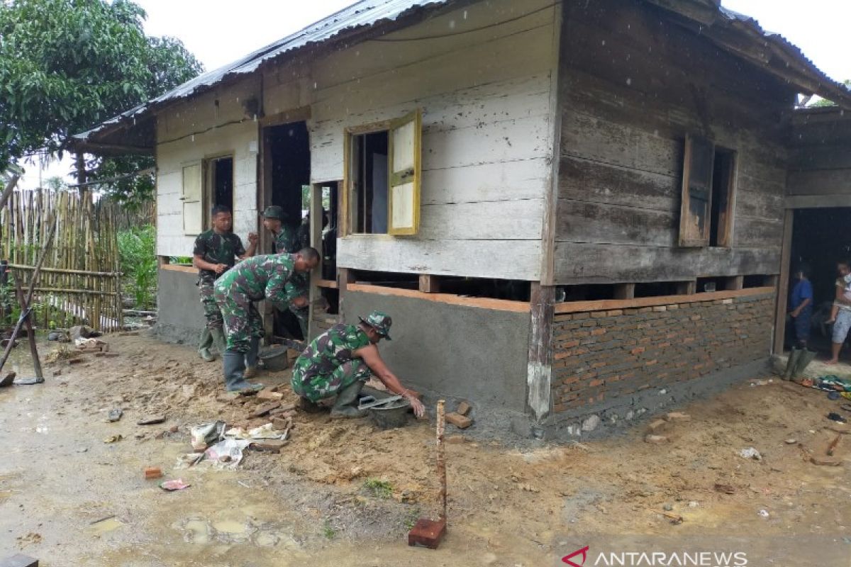 Sulap rumah panggung jadi semi permanen, ini aksi personel TMMD Kodim 0210