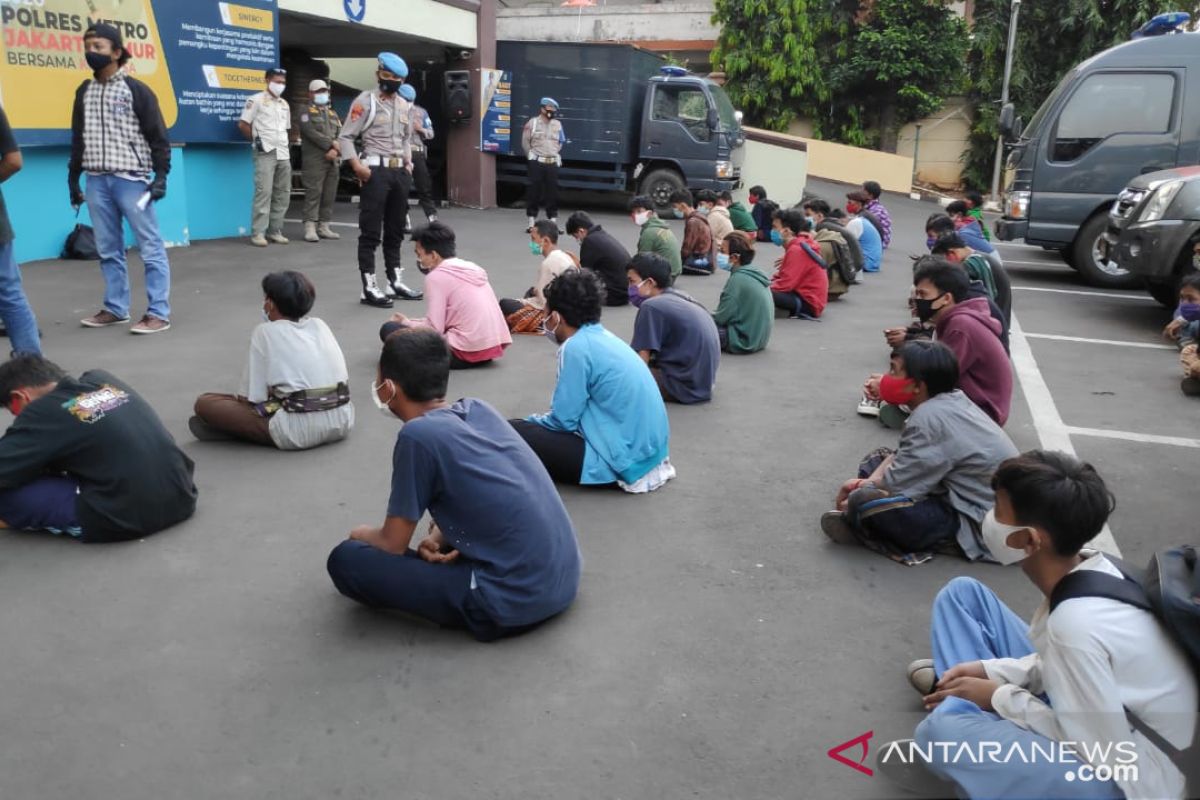 Polisi hadang truk berisi rombongan demonstran remaja