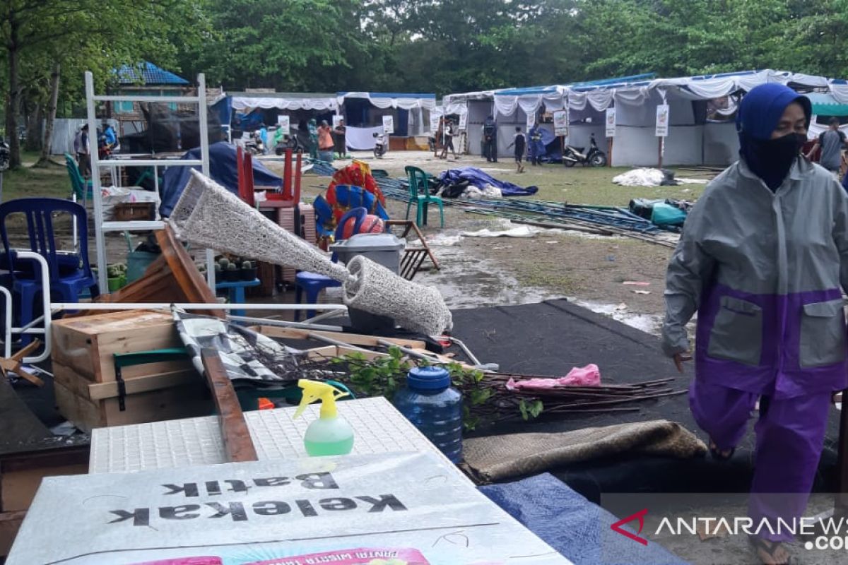 Hujan disertai angin kencang rohohkan tenda peserta pameran di Belitung