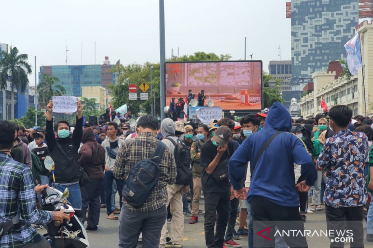 TransJakarta alihkan rute imbas aksi massa di Senayan