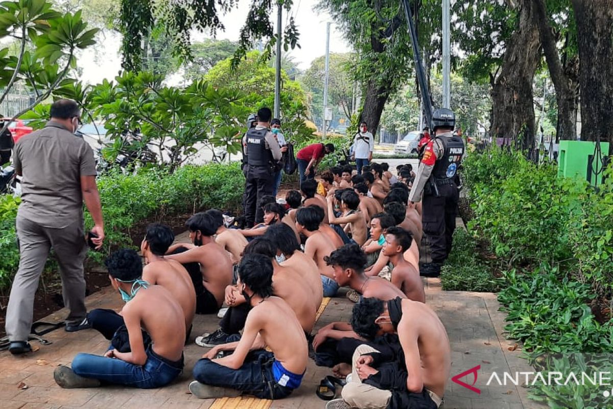 Jakarta Police detain some 400 demonstrators from anarchic group