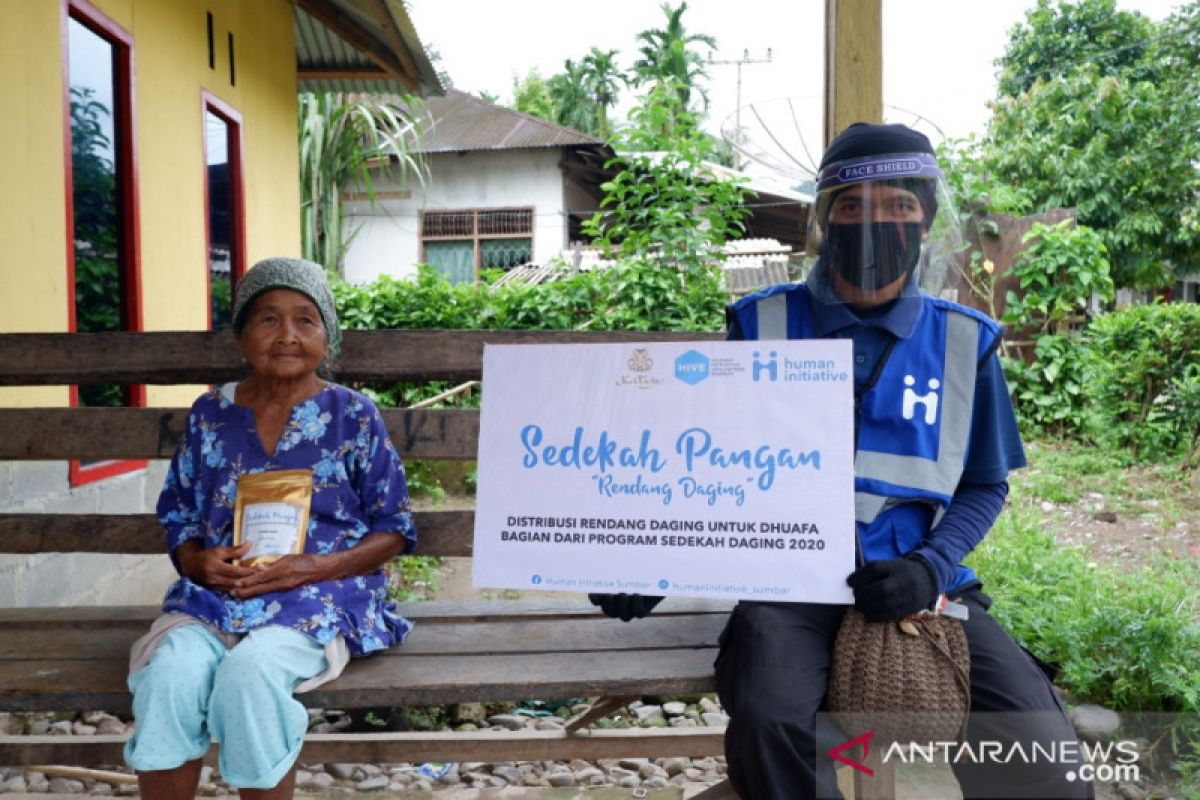 Human Initiative Sumbar salurkan rendang ke duafa saat pandemi