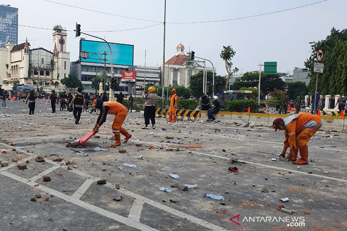 Sampah sisa demo UU Ciptaker mencapai 17,5 ton