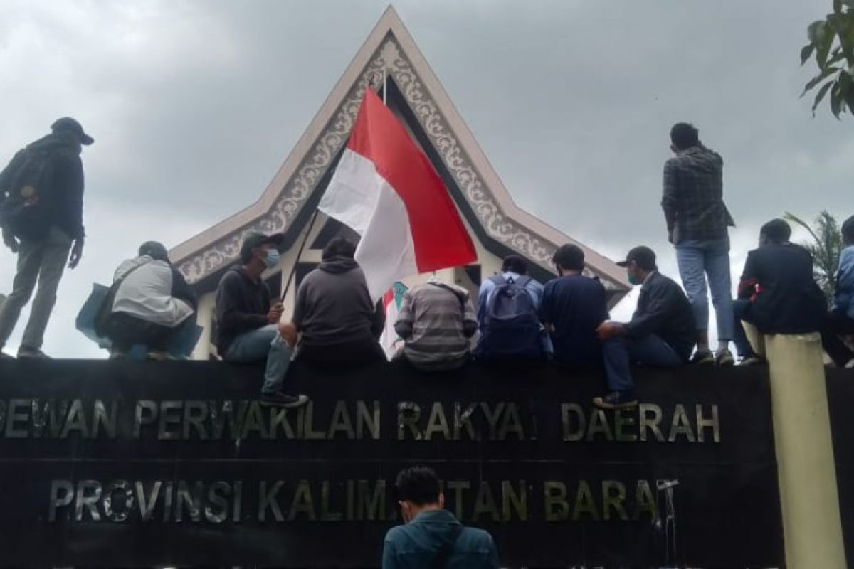 Dua pengunjuk rasa di Pontianak positif COVID-19