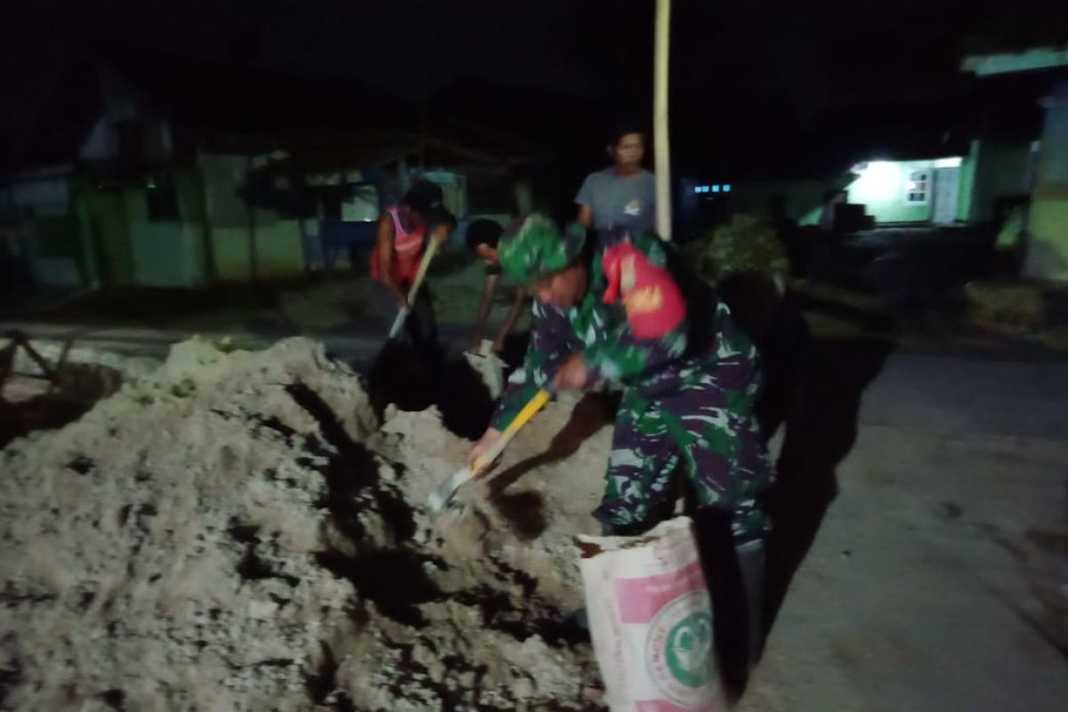 Satgas TMMD kerja lembur bangun jembatan