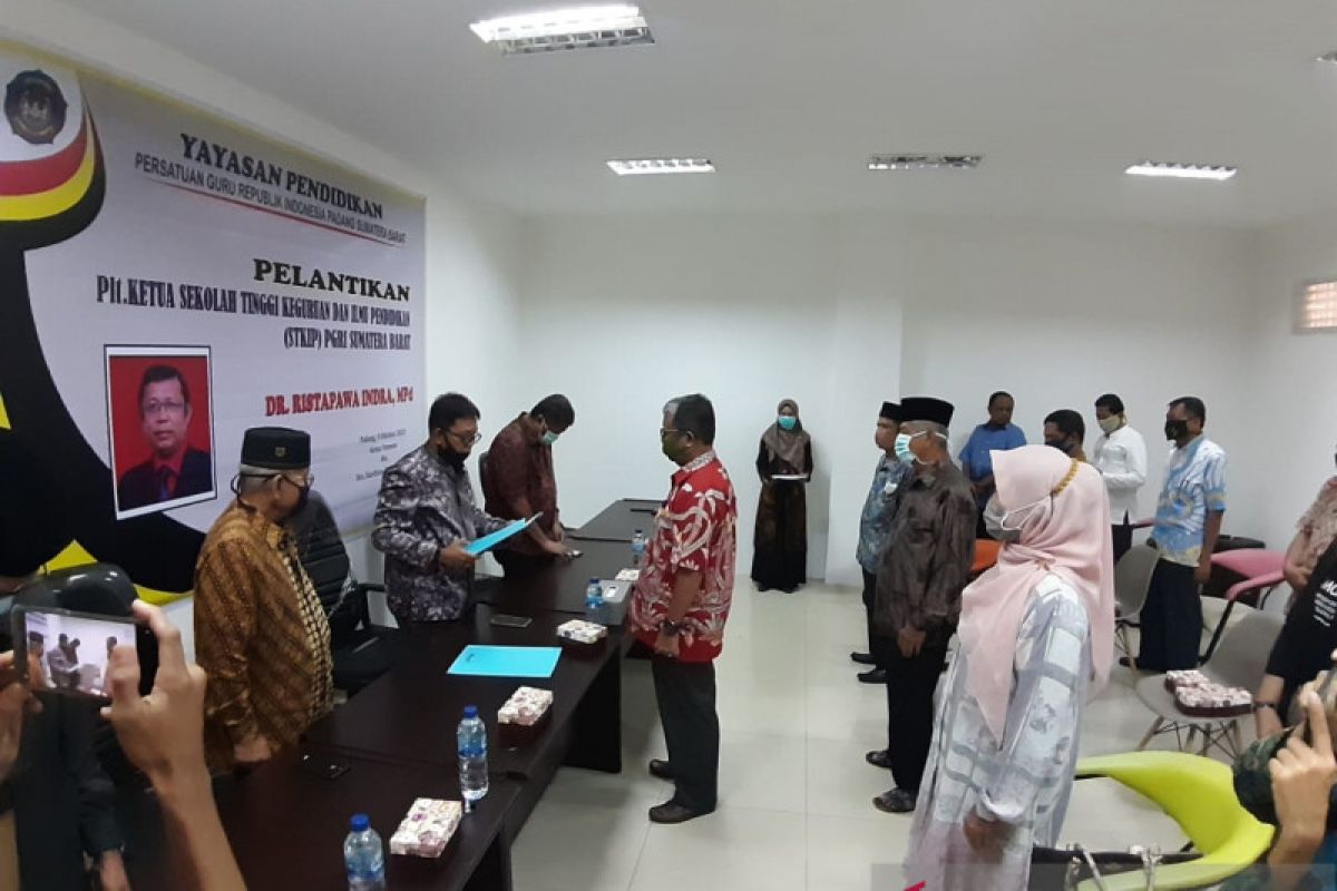 Yayasan Pendidikan PGRI Sumbar lantik Ristapawa Indra sebagai Plt Ketua STKIP Padang