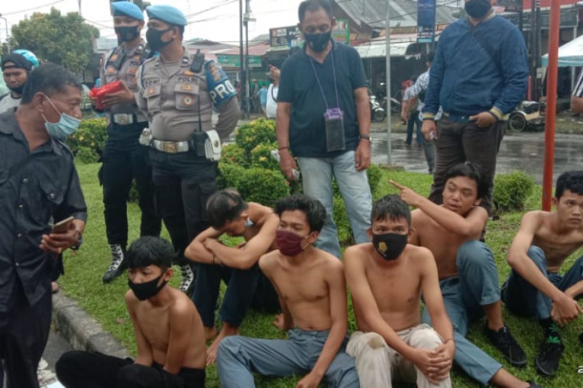 Polisi 10 sejumlah pelajar dalam aksi unjuk rasa di DPRD Sumbar