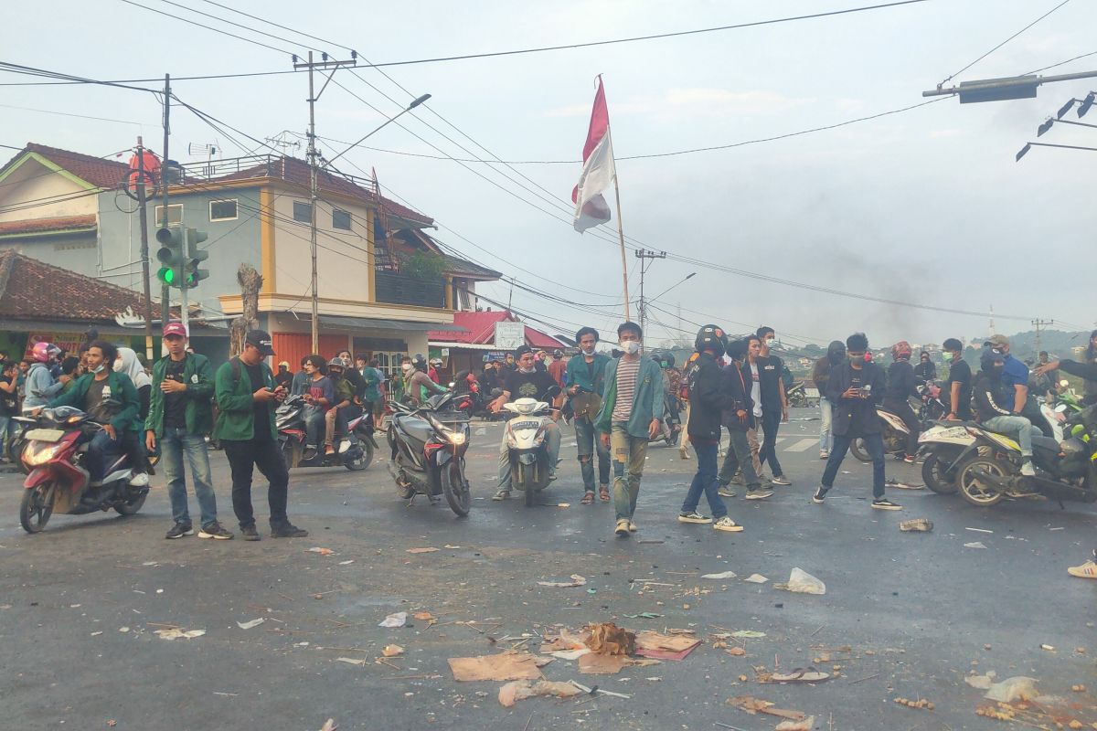 Polisi mengamankan 11 orang pasca aksi massa menolak UU Cipta Kerja