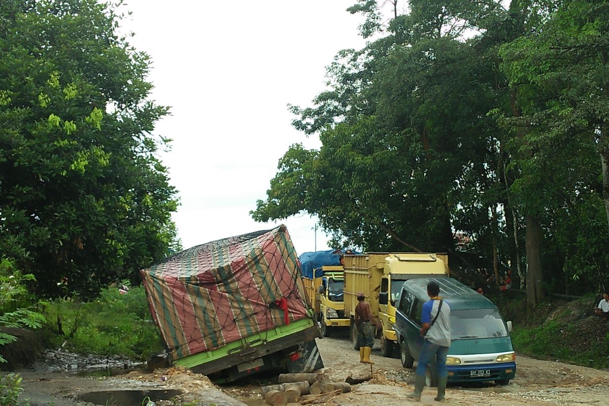 Truk pengangkut cangkang kelapa sawit tersangkut akibatkan macet jalan Tanjung Pauh