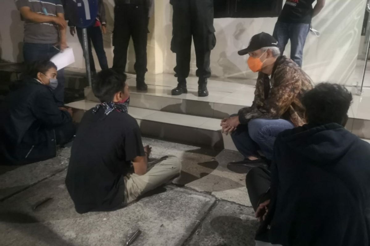 Ditahan di Mapolrestabes Semarang,  pedemo UU Cipta Kerja didatangi Ganjar