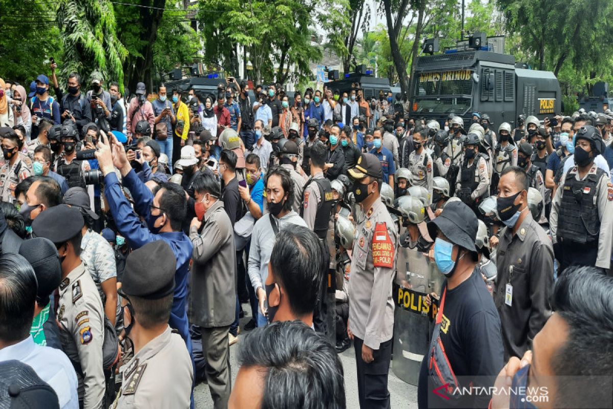 Kapolda Kalsel: Tidak ada anggota yang bersenjata amankan demo Omnibus Law