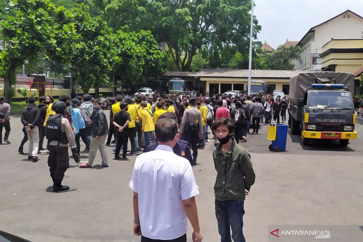 Polisi tangkap 209 orang pada  hari kedua unjuk rasa di DPRD Jawa Barat