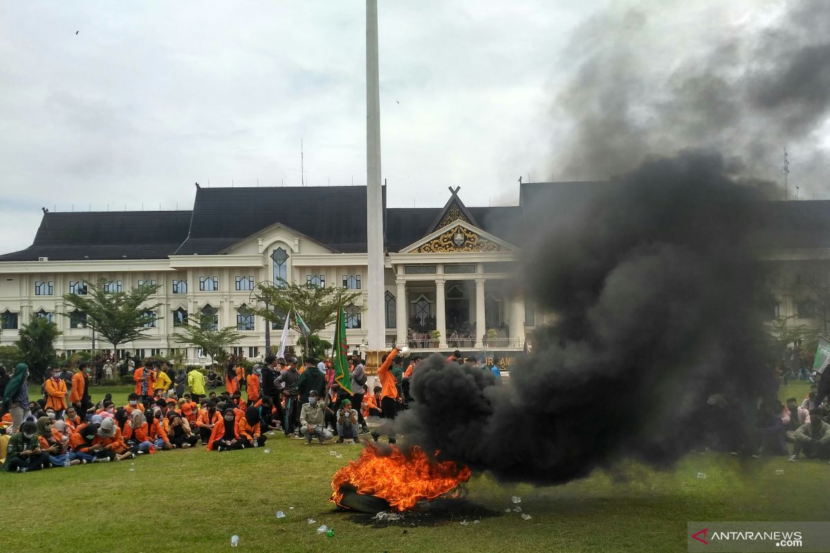 Aksi Aliansi Mahasiswa Jambi diwarnai aksi bakar ban