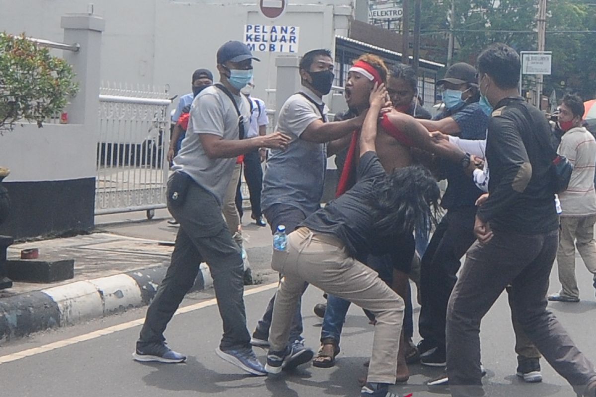 Macan Kalsel lumpuhkan pria bawa sajam di tengah aksi demo