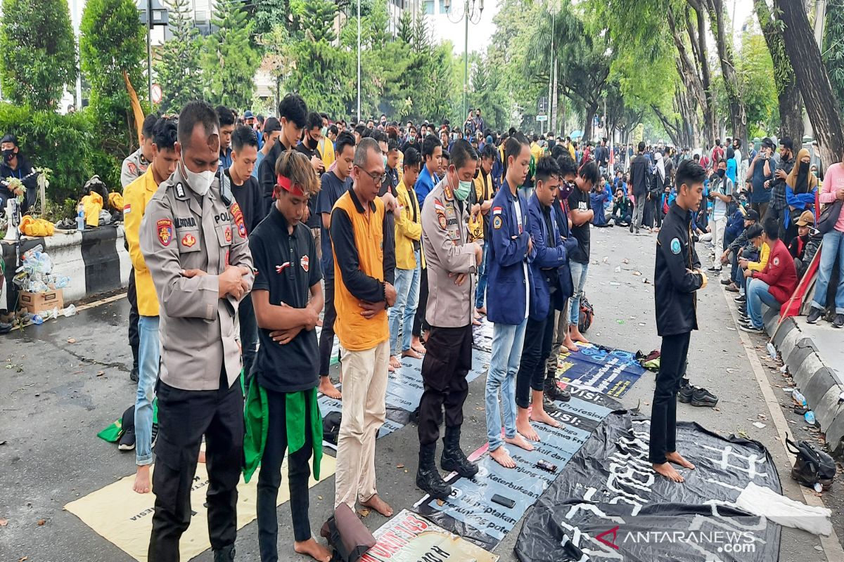 Kapolresta Banjarmasin shalat bersama mahasiswa saat aksi demo