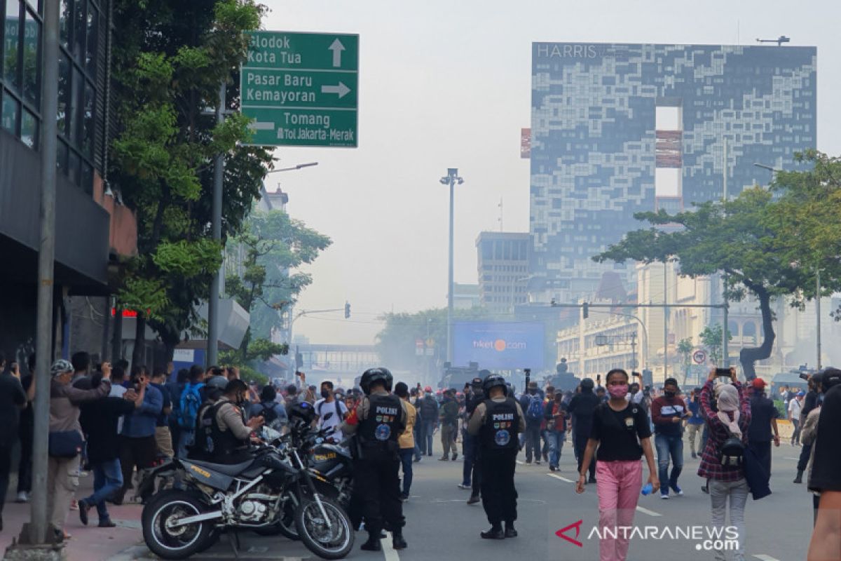 Polisi tembakkan gas air mata bubarkan massa aksi tolak UU Cipta Kerja di Simpang Harmoni