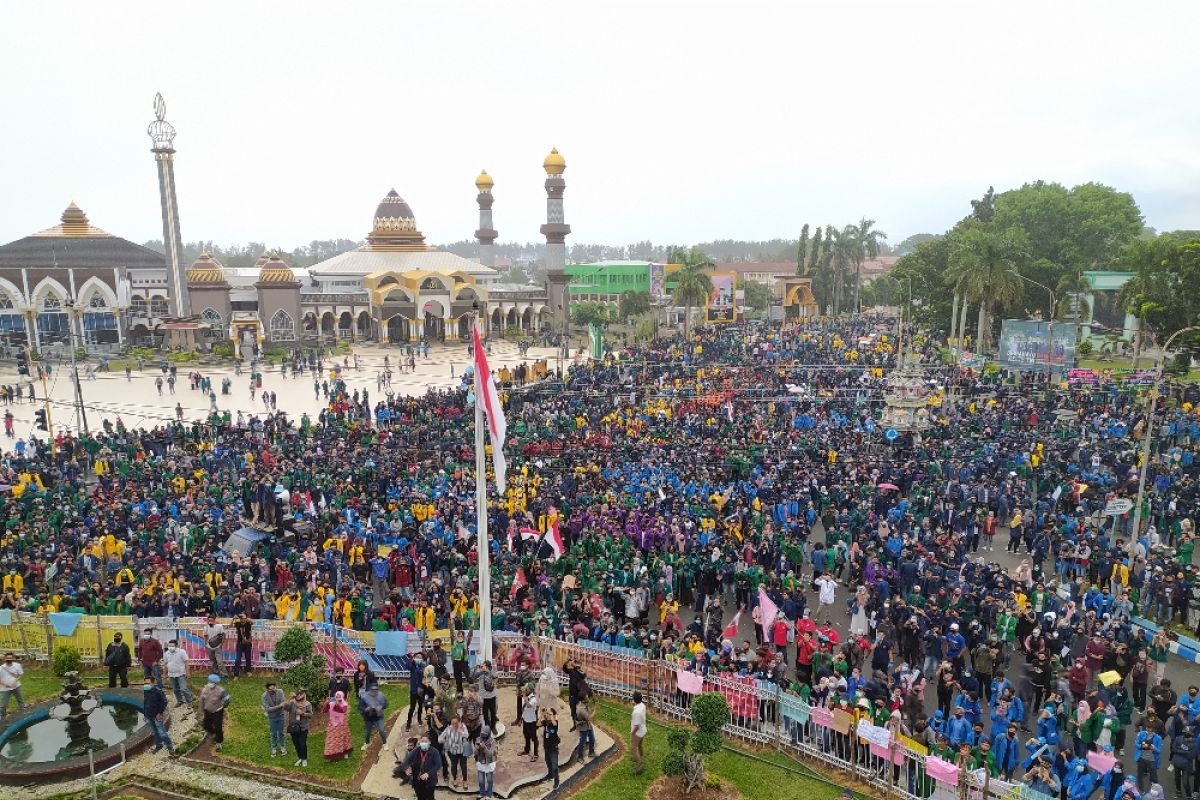 Tolak Omnibus Law, mahasiswa dan pelajar duduki gedung DPRD Bengkulu