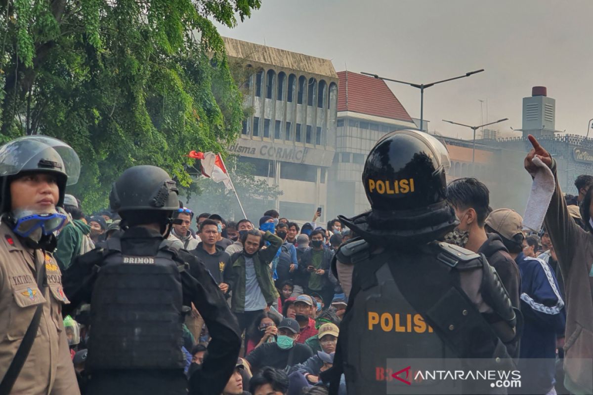 Polisi halau massa aksi di Simpang Harmoni ke tiga titik
