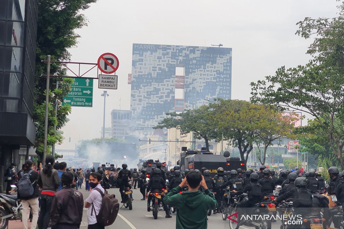 Peserta aksi tolak UU Cipta Kerja kembali berkumpul Simpang Harmoni