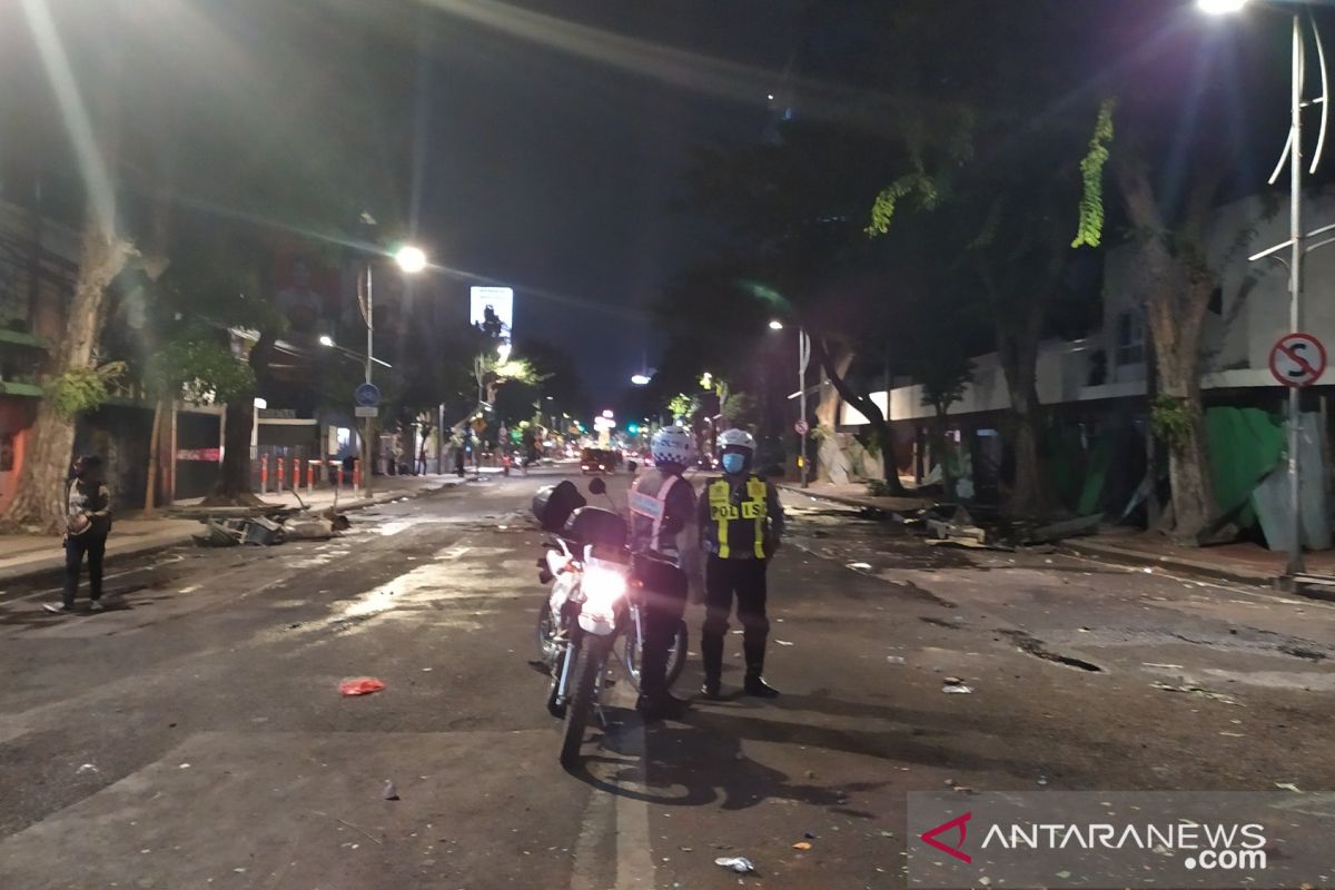 Polisi bubarkan massa demo UU Cipta Kerja dengan gas air mata