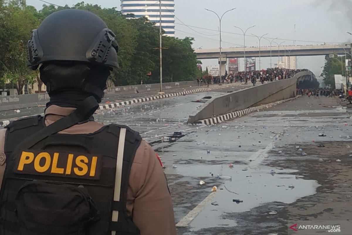 Unjuk rasa terkait Omnibus Law Ciptaker di Makassar berujung bentrok