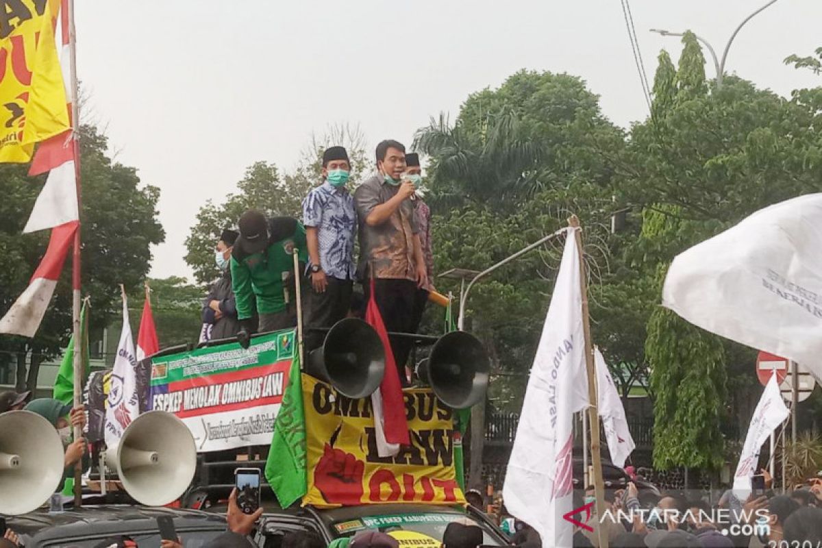 Anggota Fraksi PKS dan Demokrat DPRD Bogor ikut demo tolak UU Cipta Kerja (video)