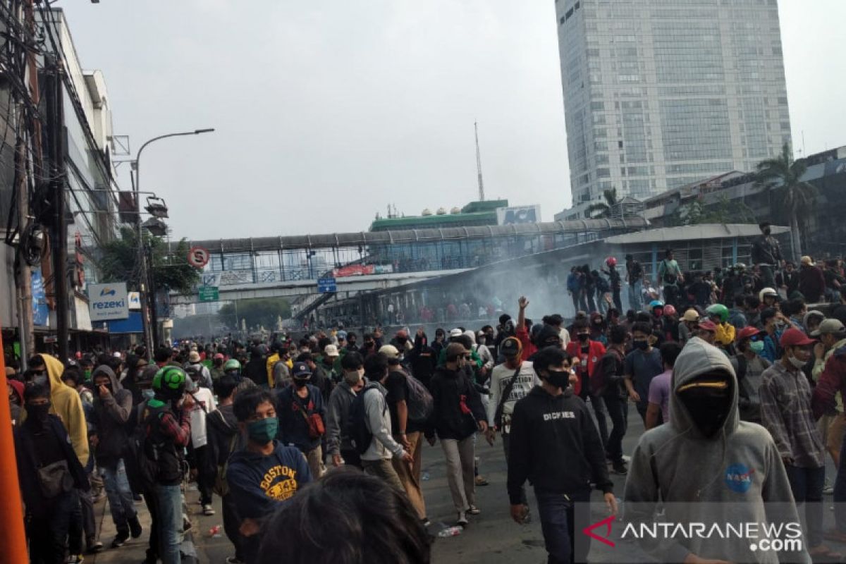 Thousands of demonstrators run for cover as police fire tear gas