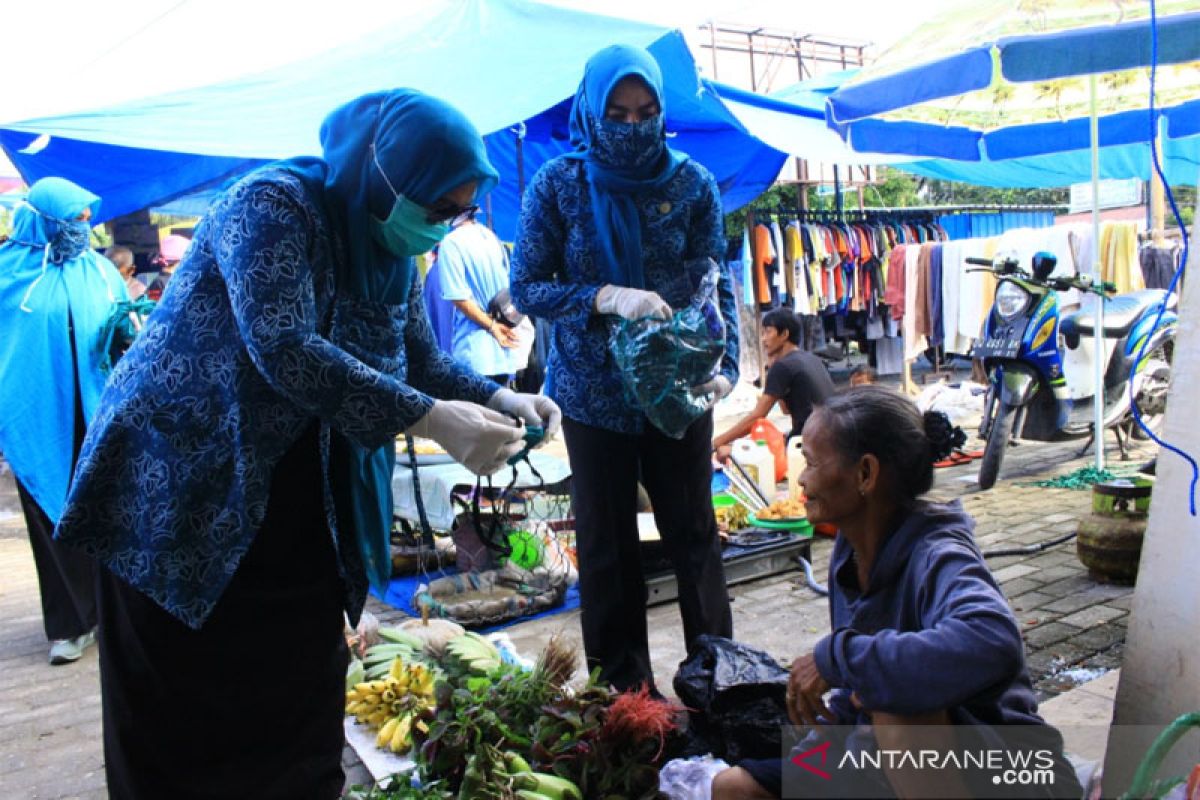 Pedagang Pasar Wonorejo Luwu Timur dapat masker gratis