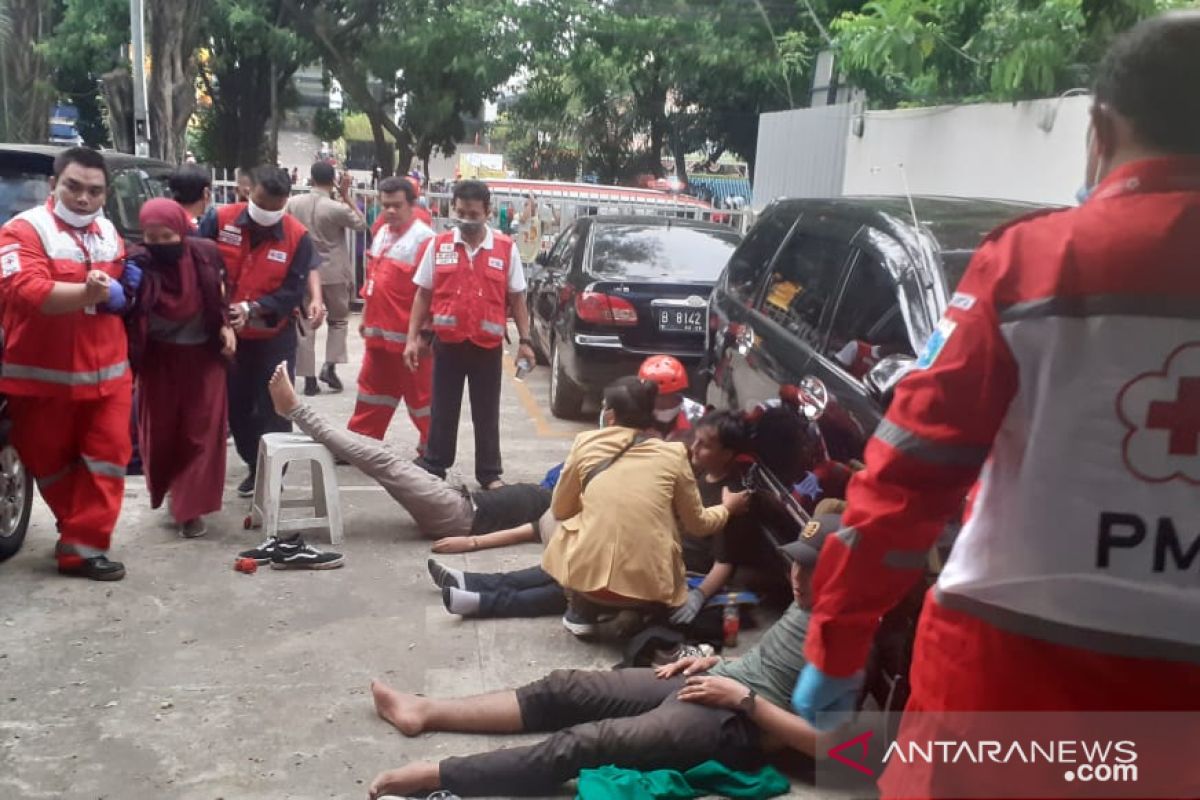 Red Cross helps treat injured demonstrators