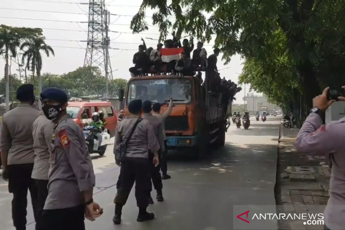 Polisi hadang truk berisi rombongan demonstran remaja