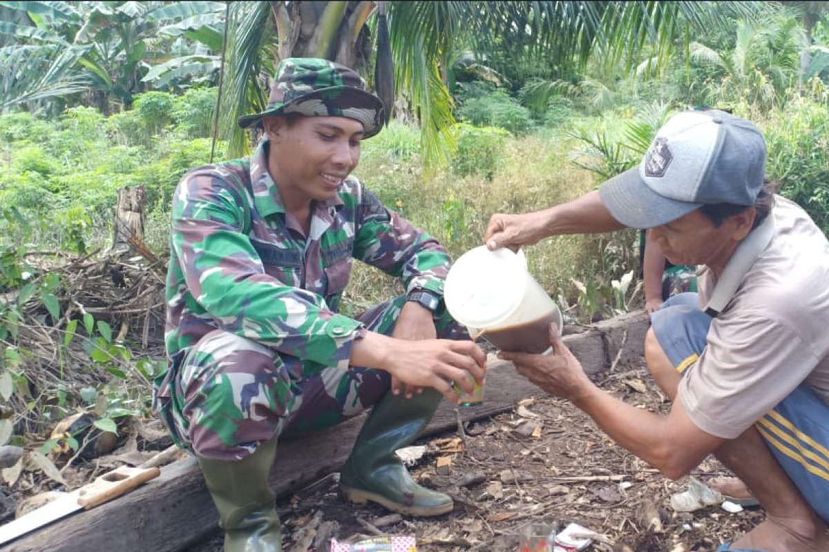 Secangkir kopi hangatkan keakraban Satgas TMMD dan warga